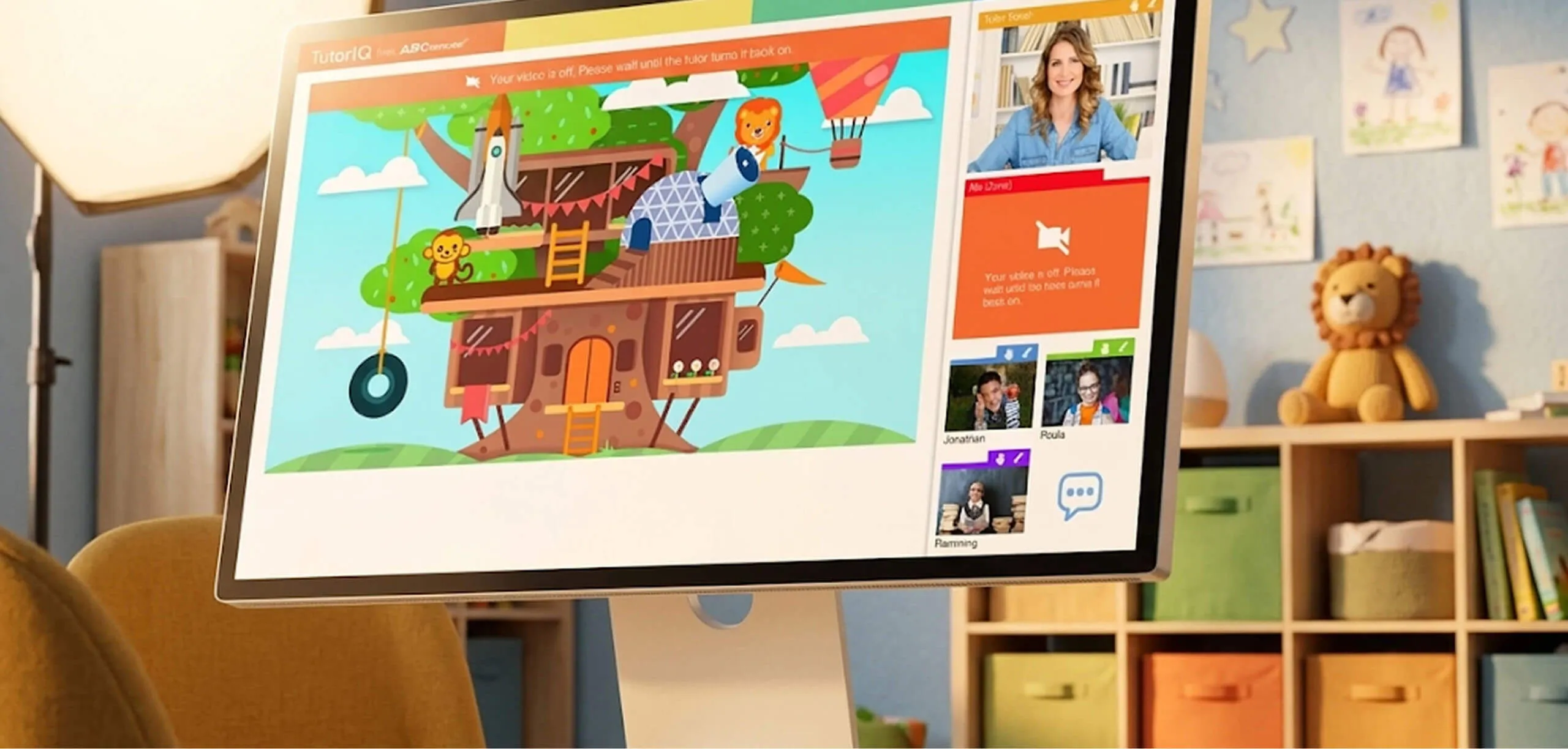 Plataforma da Age of Learning exibida em um monitor no quarto de uma criança